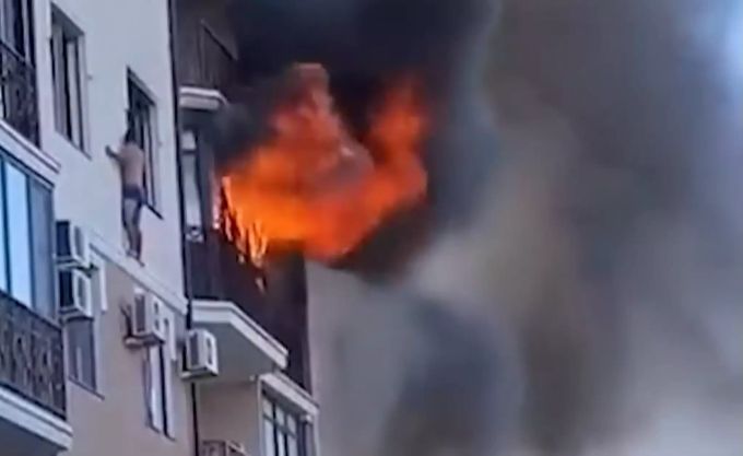 Prekäre Situation: Glücklicherweise kann der Mann am Ende von der Feuerwehr gerettet werden. Feuer