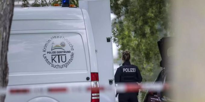 Einsatzkräfte der Mordkommission ermitteln in Hamm nach dem Fund einer Frauenleiche. Foto: Markus Gayk/TNN/dpa Einsatzkräfte der Mordkommission ermitteln in Hamm nach dem Fund einer Frauenleiche. Foto: Markus Gayk/TNN/dpa