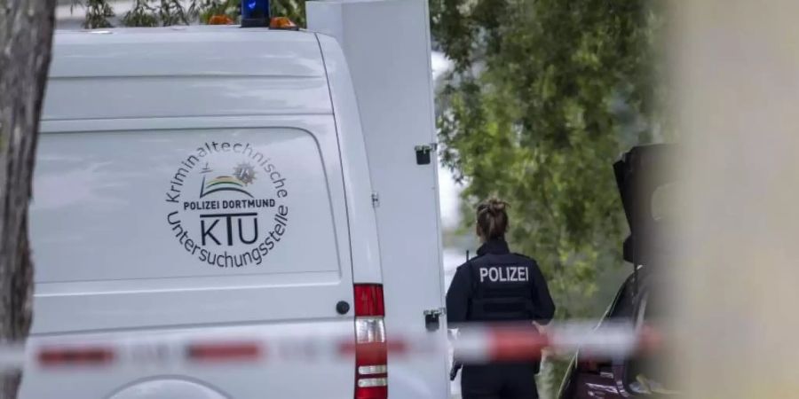 Einsatzkräfte der Mordkommission ermitteln in Hamm nach dem Fund einer Frauenleiche. Foto: Markus Gayk/TNN/dpa