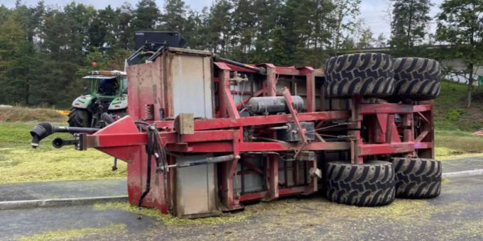 Am Anhänger entstand beträchtlicher Schaden. Unfall
