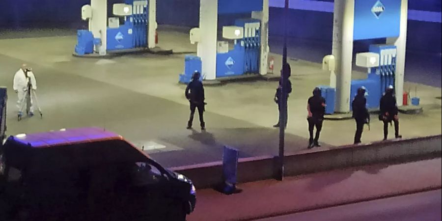 Polizeibeamte in der Tatnacht bei der Tankstelle.