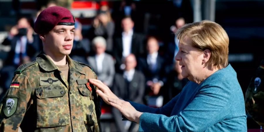 Merkel zeichnet Soldaten aus