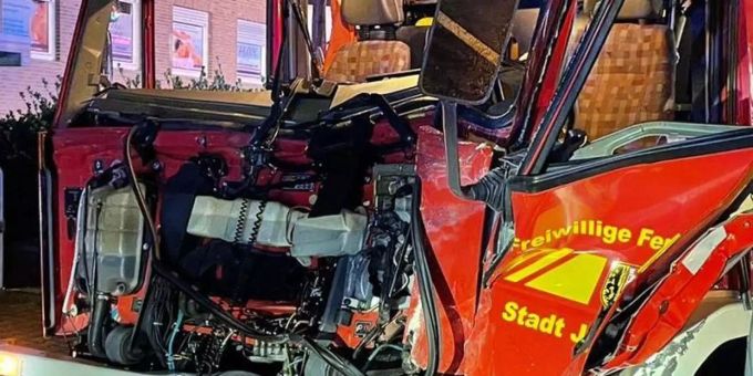Das Löschfahrzeug der Feuerwehr wurde bei der Kollision schwer beschädigt. Foto: Ralf Roeger/dpa Das Löschfahrzeug der Feuerwehr wurde bei der Kollision schwer beschädigt. Foto: Ralf Roeger/dpa