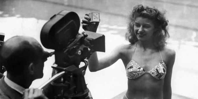 Micheline Bernardini, eine Nackttänzerin des Pariser Casinos, präsentiert am 5. Juli 1946 in einem Schwimmbad in Paris den ersten Bikini, den der französische Ingenieur Louis Reard entwickelt hatte. Zunächst erhielt das als schamlos empfundene Kleidungsstück vielerorts Badeverbot. Foto: -/AFP/dpa Micheline Bernardini, eine Nackttänzerin des Pariser Casinos, präsentiert am 5. Juli 1946 in einem Schwimmbad in Paris den ersten Bikini, den der französische Ingenieur Louis Reard entwickelt hatte. Zunächst erhielt das als schamlos empfundene Kleidungsstück vielerorts Badeverbot. Foto: -/AFP/dpa