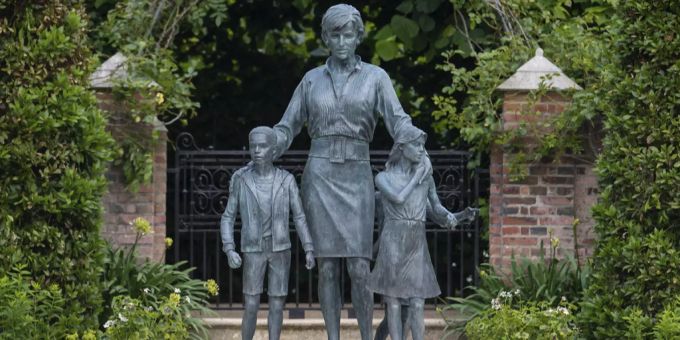 Die Statue zu Ehren von Prinzessin Dianas 60. Geburtstag. diana, princess of wales