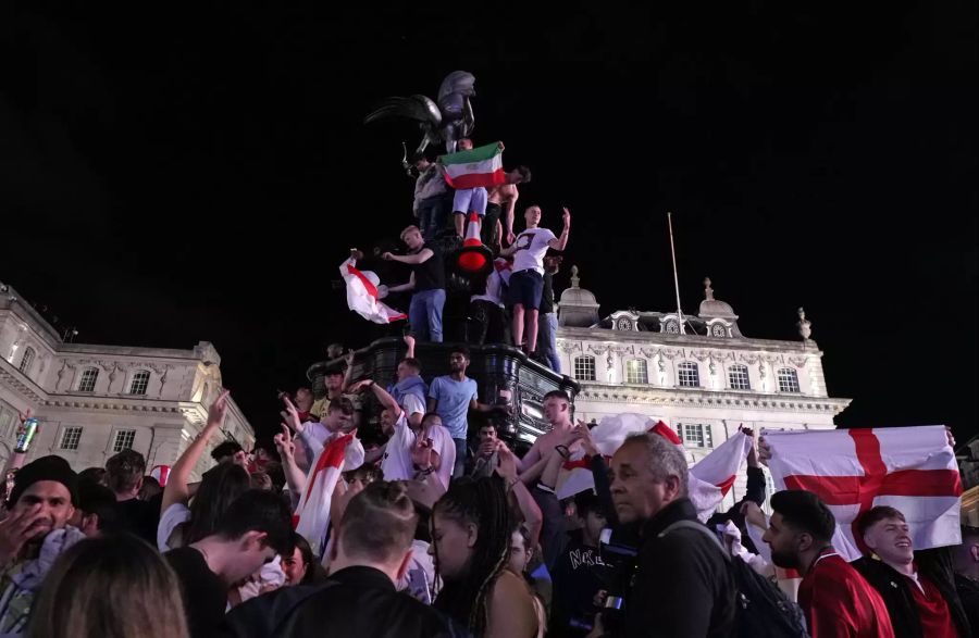 Die Engländer feiern den Halbfinal-Einzug ihrer Nationalmannschaft.