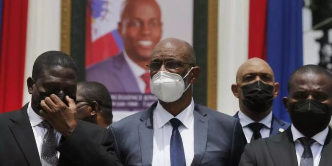 Ariel Henry (M), designierter Premierminister von Haiti, und Interims-Regierungschef Claude Joseph (r) stehen vor einem Porträt des ermordeten haitianischen Präsidenten Jovenel Moise. Foto: Joseph Odelyn/AP/dpa Ariel Henry (M), designierter Premierminister von Haiti, und Interims-Regierungschef Claude Joseph (r) stehen vor einem Porträt des ermordeten haitianischen Präsidenten Jovenel Moise. Foto: Joseph Odelyn/AP/dpa