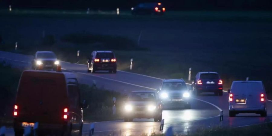 Viele Beschäftigte fahren am liebsten mit dem Auto zur Arbeit - wie auch hier auf einer Landstrasse am Stadtrand von Leipzig. Foto: Jan Woitas/dpa-Zentralbild/dpa