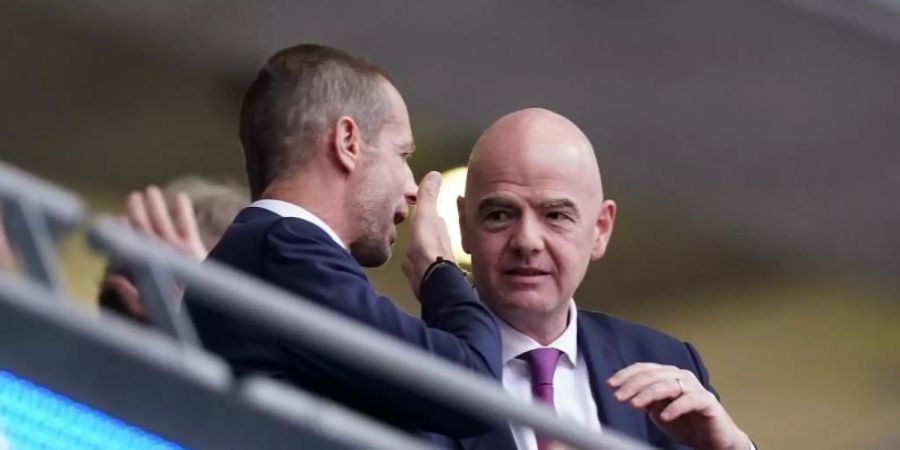 UEFA-Präsident Aleksander Ceferin (l) will mit FIFA-Chef Gianni Infantino über den WM-Austragungsrhythmus sprechen. Foto: Mike Egerton/PA Wire/dpa