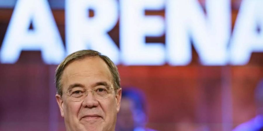 Armin Laschet steht in der ARD-Wahlarena in der Kulturwerft Gollan. Foto: Axel Heimken/dpa