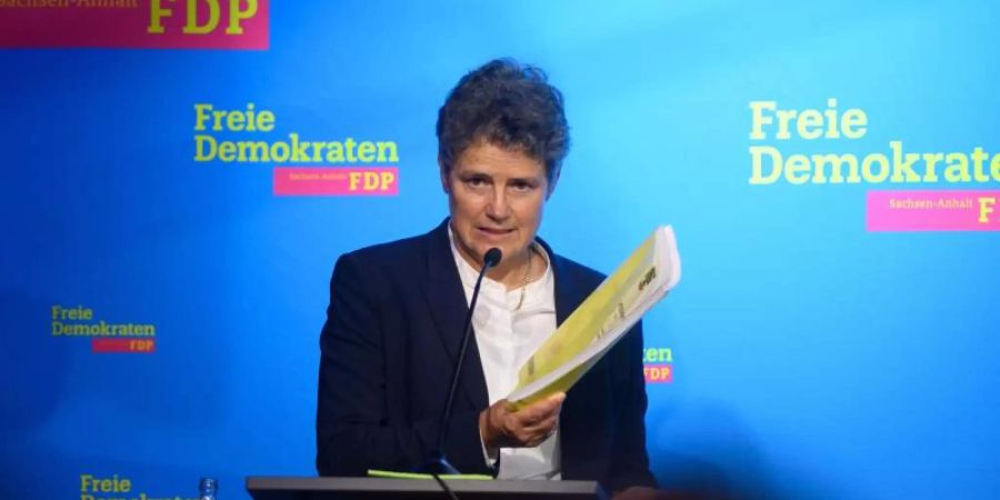 Lydia Hüskens, Vorsitzende der FDP Sachsen-Anhalt, spricht auf dem Landesparteitag in Magdeburg zu den Delegierten und zeigt den Koalitionsvertrag. Foto: Klaus-Dietmar Gabbert/dpa-Zentralbild/dpa
