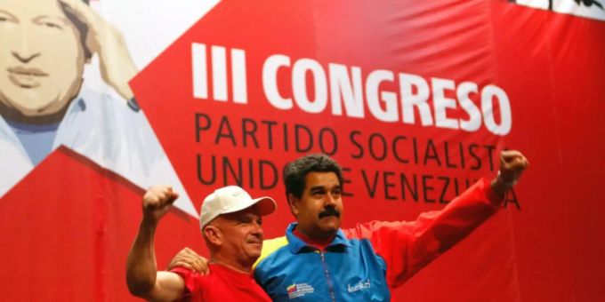 Da war die Welt für den ehemaligen venezolanischen Geheimdienstchef, Hugo Carvajal (links), noch in Ordnung. Cavajal jubelt 2014 zusammen mit Venezuelas Staatspräsident Nicolas Maduro, an einem Parteikongress. Jetzt ist Carvajal in Spanien festgenommen worden. (Archivbild) Venezuela