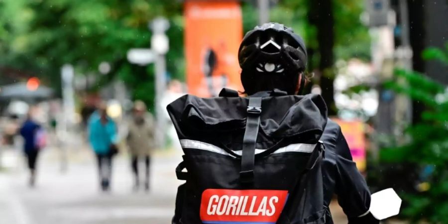 Ein Fahrer der Konkurrenzfirma Gorillas im Juli in Berlin