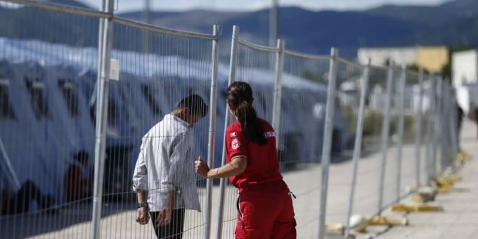 Ein geflüchteter Afghane geht an einem Zaun in einem Einsatzzentrum des italienischen Roten Kreuzes, Croce Rossa Italiana (CRI) in Avezzano. In dem Einsatzzentrum werden mit Hilfe der Armee und des Zivilschutzes afghanische Geflüchtete aufgenommen. Foto: Cecilia Fabiano/LaPresse via ZUMA Press/dpa Ein geflüchteter Afghane geht an einem Zaun in einem Einsatzzentrum des italienischen Roten Kreuzes, Croce Rossa Italiana (CRI) in Avezzano. In dem Einsatzzentrum werden mit Hilfe der Armee und des Zivilschutzes afghanische Geflüchtete aufgenommen. Foto: Cecilia Fabiano/LaPresse via ZUMA Press/dpa