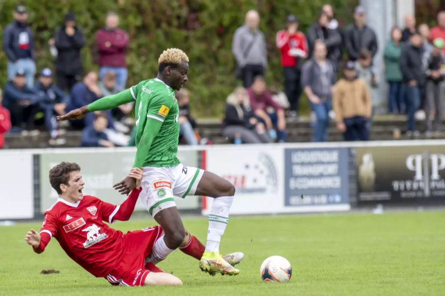 Espen-Spieler Ousmane Diakite (r.) wird hart angegangen.