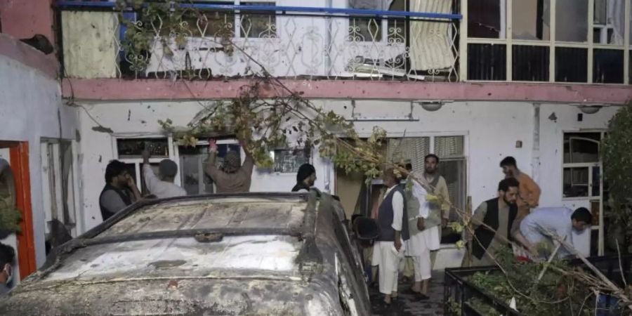 Bei dem Drohnenangriff wurde ein Auto vor einem Haus in Kabul getroffen. Doch es starben keine Terroristen, sondern Zivilisten. Foto: Khwaja Tawfiq Sediqi/AP/dpa