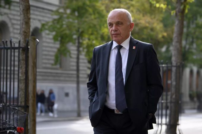 Bundesrat Ueli Maurer vor dem Bundeshaus. ueli maurer