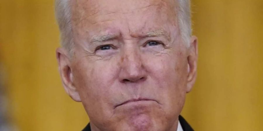 Mit dem chaotischen Abzug aus Afghanistan erinnert Joe Biden einige an seinen ungeliebten Vorgänger. Foto: Evan Vucci/AP/dpa