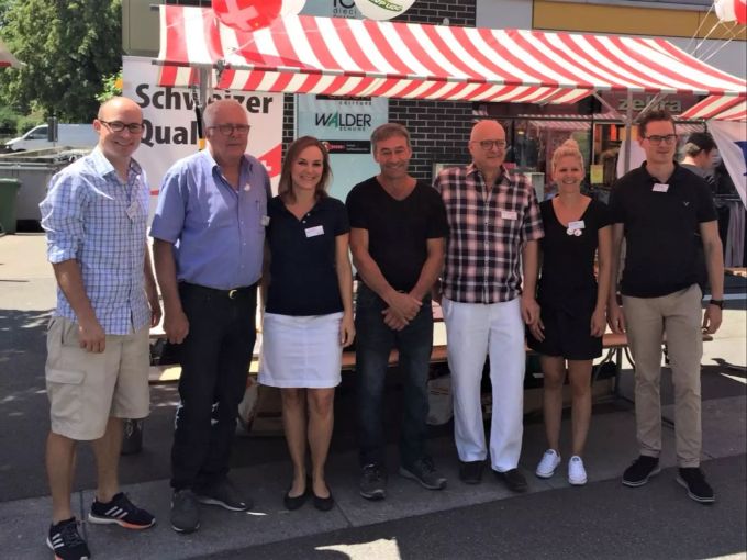Anita Borer (3.v.l.) zeigt sich engagiert auf der Strasse am Vereinstag der Stadt Uster. Anita Borer Uster
