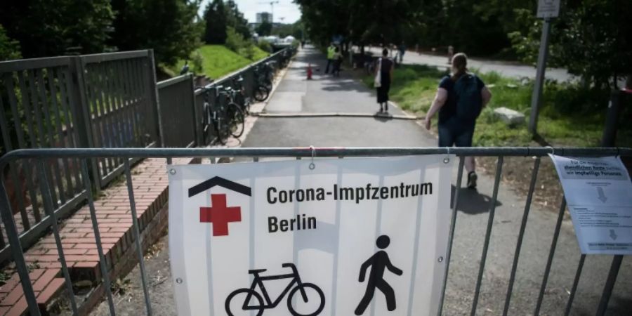 Hinweisschild zu einem Impfzentrum in Berlin