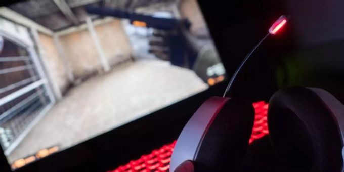 Ein Gaming-Kopfhörer liegt auf einem Gaming-Laptop auf einem Tisch. Foto: Lino Mirgeler/dpa Ein Gaming-Kopfhörer liegt auf einem Gaming-Laptop auf einem Tisch. Foto: Lino Mirgeler/dpa