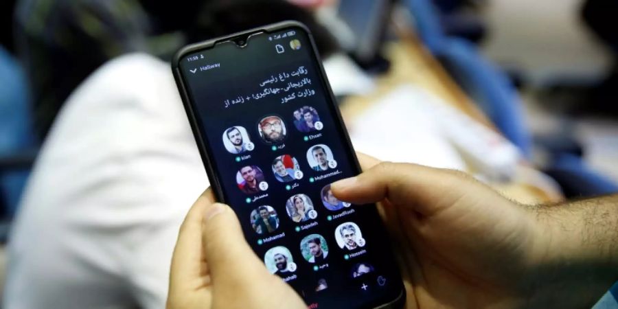 Nutzer im Iran mit Clubhouse-App auf dem Smartphone