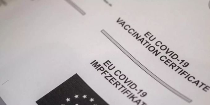 Apotheken in ganz Deutschland können nach wie vor keine Corona-Impfzertifikate ausstellen. impfzertifikat