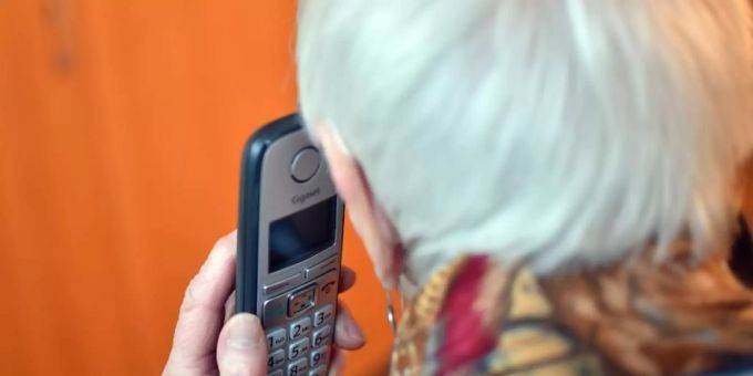 Wer heute im Festnetz in eine andere Stadt telefoniert, der muss keine Angst mehr vor jeder angebrochenen Minute haben. Foto: Britta Pedersen/zb/dpa Wer heute im Festnetz in eine andere Stadt telefoniert, der muss keine Angst mehr vor jeder angebrochenen Minute haben. Foto: Britta Pedersen/zb/dpa