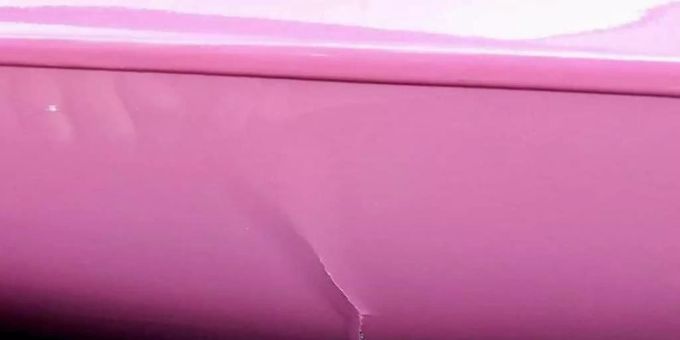 Ein Gabelstapler hat das pinke Viererkajak schwer beschädigt. Foto: ---/Agentur Sender und Empfänger/dpa Ein Gabelstapler hat das pinke Viererkajak schwer beschädigt. Foto: ---/Agentur Sender und Empfänger/dpa