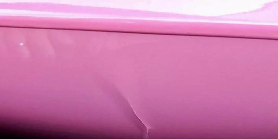Ein Gabelstapler hat das pinke Viererkajak schwer beschädigt. Foto: ---/Agentur Sender und Empfänger/dpa