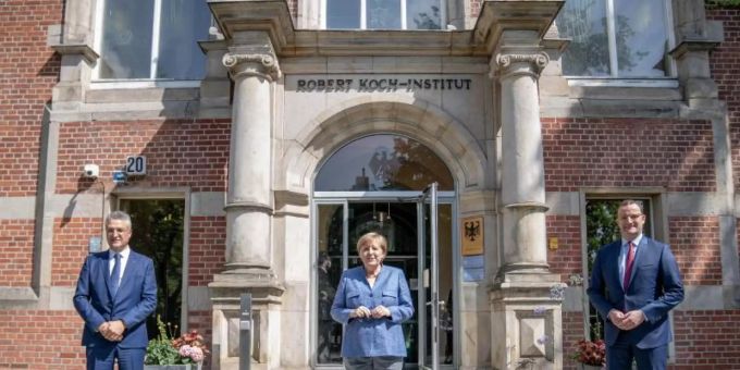 RKI-Präsident Lothar Wieler, Bundeskanzlerin Angela Merkel und Bundesgesundheitsminister Jens Spahn vor dem Eingang zum Robert Koch-Institut. Foto: Michael Kappeler/dpa-pool/dpa RKI-Präsident Lothar Wieler, Bundeskanzlerin Angela Merkel und Bundesgesundheitsminister Jens Spahn vor dem Eingang zum Robert Koch-Institut. Foto: Michael Kappeler/dpa-pool/dpa