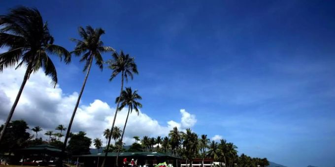Der Hua Thanon Strand auf der thailändischen Ferieninsel Ko Samui. Foto: Tolga Bozoglu/EPA/dpa/Archivbild Der Hua Thanon Strand auf der thailändischen Ferieninsel Ko Samui. Foto: Tolga Bozoglu/EPA/dpa/Archivbild