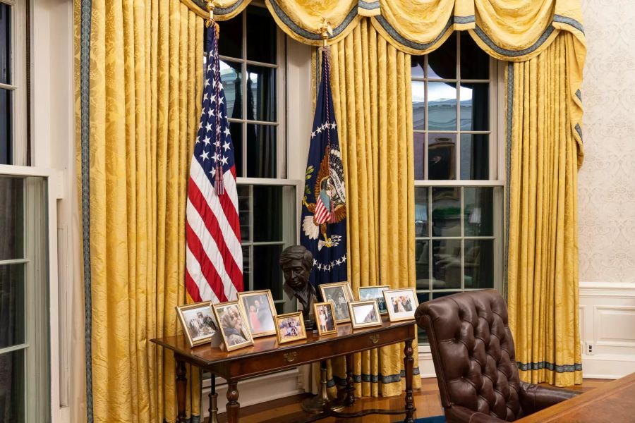 Das Oval Office im Weissen Haus ist für den ersten Tag der Amtszeit von US-Präsident Biden neu dekoriert, u.a. mit einem Tisch mit Familienfotos.