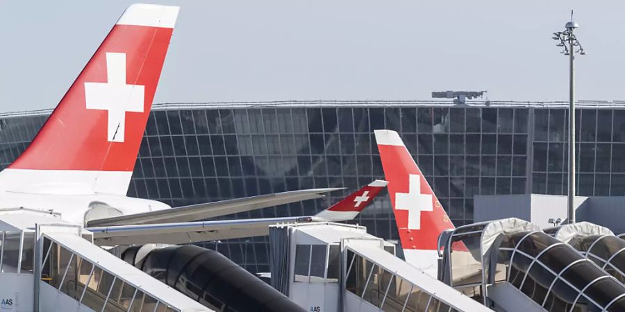 Am Flughafen Zürich hat der Flugverkehr im Dezember verglichen mit November zugenommen. Gegenüber dem Vorjahr liegen die Flugbewegungen aber weiterhin auf einem sehr tiefen Niveau.(Archivbild)