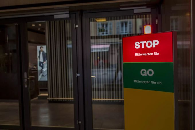 Eine Zutrittskontrolle im Rahmen der Massnahmen gegen die Verbreitung des Coronavirus beim Globus Zürich am Löwenplatz, aufgenommen am Sonntag, 11. Oktober 2020, in Zürich. Globus Zutrittskontrolle Coronavirus Kunden