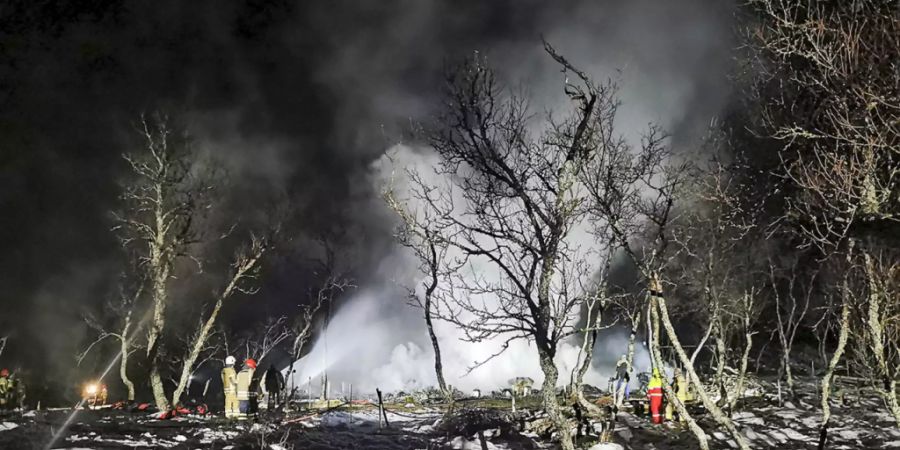 HANDOUT - Das von der norwegischen Polizei veröffentlichte Foto zeigt Feuerwehrleute, die den Brand in einer Hütte löschen. Foto: ---/Norway Police Department/AP/dpa - ACHTUNG: Nur zur redaktionellen Verwendung und nur mit vollständiger Nennung des vorstehenden Credits