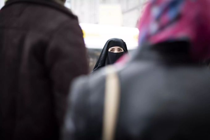 Das Initiativkomitee argumentiert, dass die Initiative die Frauenrechte fördere. Verhüllungsverbot