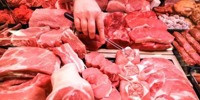 Verschiedene Sorten Schweinefleisch (vorne) und Rindfleisch liegen in einer Fleischtheke in einem Supermarkt. Foto: Jan Woitas/dpa-Zentralbild/dpa fleisch