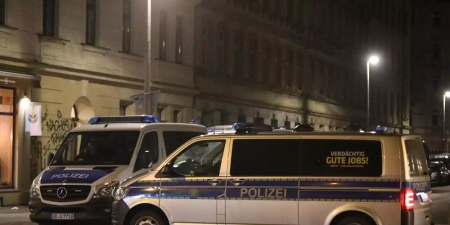 Polizeifahrzeuge blockieren eine Strasse in Leipzig. Das Landeskriminalamt Sachsen hat am Mittwochmorgen eine grossangelegte Razzia in Dresden und Leipzig gestartet. Foto: --/dpa