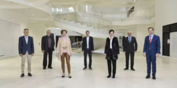 Foto des Lenkungsausschuss Neubau Biozentrum zusammen mit der Rektorin der Universität Basel, Prof. Andrea Schenker-Wicki und dem Leiter des Departements Biozentrum, Prof. Alex Schier (Aufnahme vom 08. Dezember 2020).