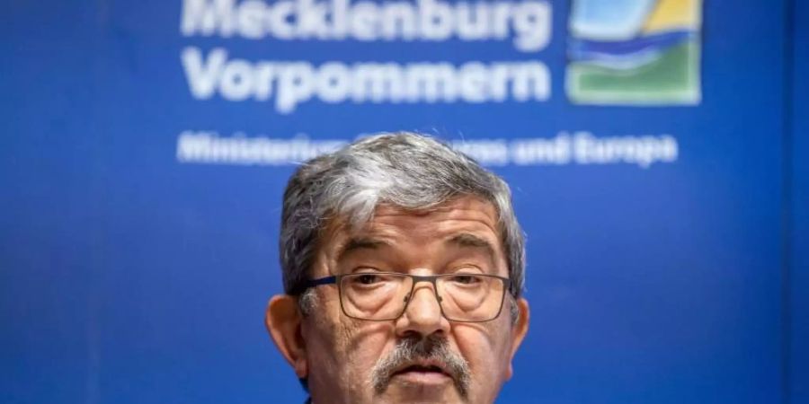 «Muss zur Kenntnis nehmen, dass mir offenbar eine Nähe zu Nordkreuz oder dem Nordkreuz-Umfeld angedichtet werden soll»: Mecklenburg-Vorpommerns Innenminister Lorenz Caffier. Foto: Jens Büttner/dpa-Zentralbild/dpa