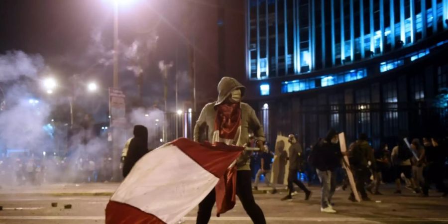 Ein Demonstrant mit einer peruanischen Flagge in Lima