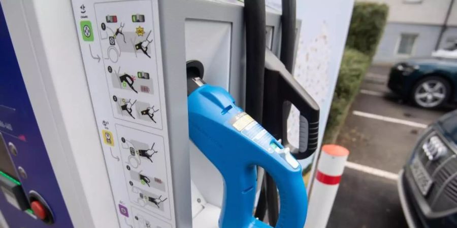 In manchen Gegenden Deutschlands muss man Ladesäulen für Elektroautos mit der Lupe suchen. Foto: Marijan Murat/dpa