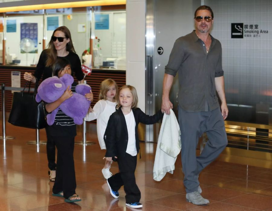 Angelina Jolie und Brad Pitt mit drei ihrer Kinder 2013 in Tokio.