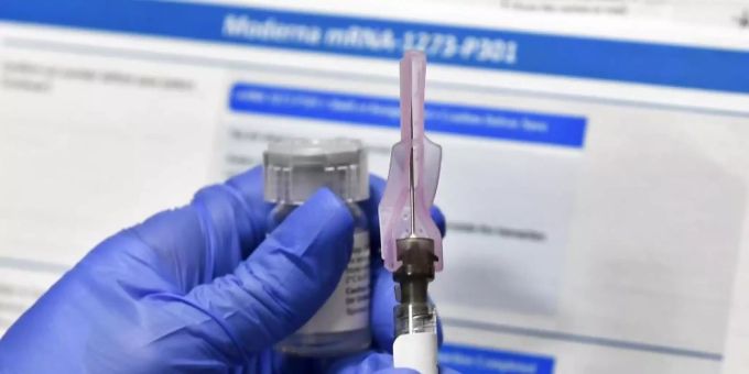 Eine Krankenschwester bereitet eine Spritze mit einem potenziellen Corona-Impfstoff der US-Biotech-Firma Moderna vor. Coronavirus moderna