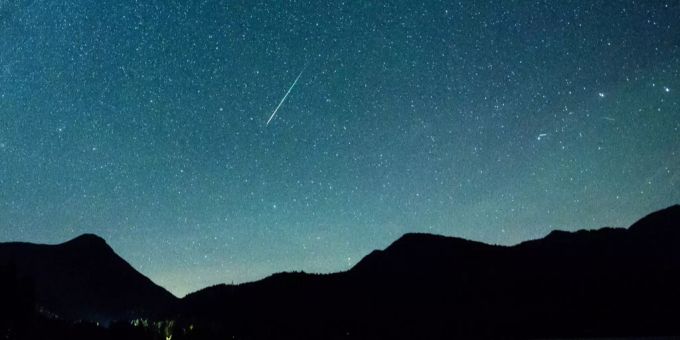 In jener Nacht sind zahlreiche Sternschnuppen am Himmel zu sichten. leoniden sternschnuppe sternenhimmel