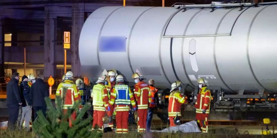 Einsatzkräfte am Unfallort in Itzehoe. Foto: Jonas Walzberg/dpa