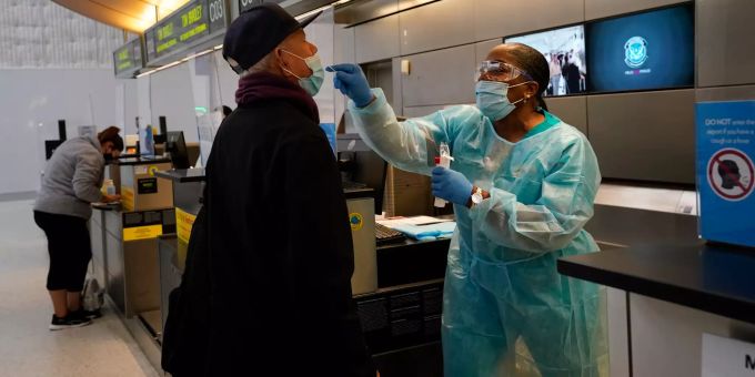 Caren Williams (r), Krankenschwester, nimmt auf einem COVID-19-Testgelände am internationalen Flughafen von Los Angeles einen Abstrich von einem Reisenden. Coronavirus - USA