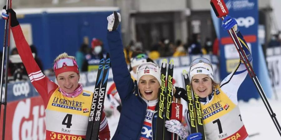Die Zweitplazierte Tatjana Sorina (l-r) aus Russland, Gewinnerin Therese Johaug aus Norwegen und Ebba Andersson aus Schweden. Foto: Emmi Korhonen/Lehtikuva/dpa