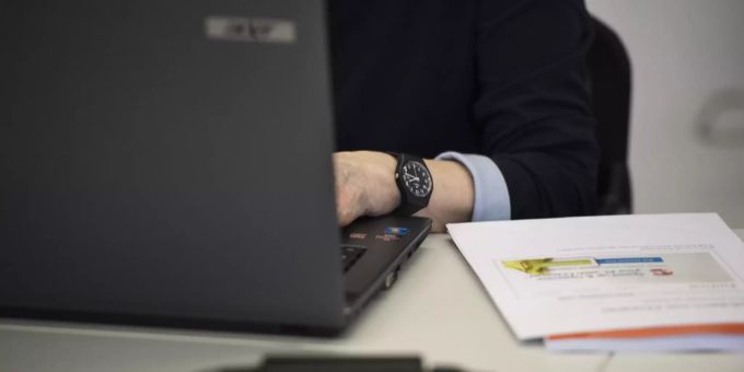 Ein Mann sitzt an einem Laptop. (Symbolbild)